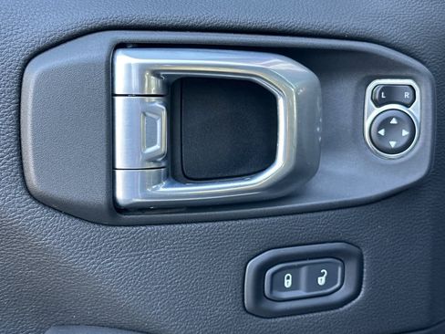 Used 2023 Jeep Gladiator Rubicon w/ Cold Weather Group image 13