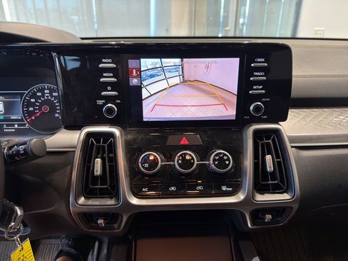 Used 2023 Kia Sorento LX image 11