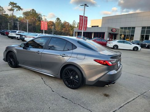 Used 2025 Toyota Camry SE image 3