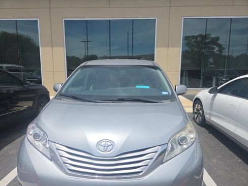 Used 2017 Toyota Sienna LE FWD image 2