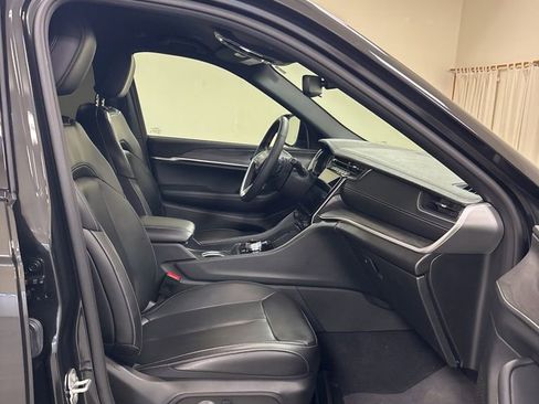 Used 2024 Jeep Grand Cherokee Limited w/ Black Appearance Package image 30