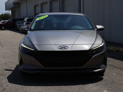 Used 2022 Hyundai Elantra SE FWD image 2