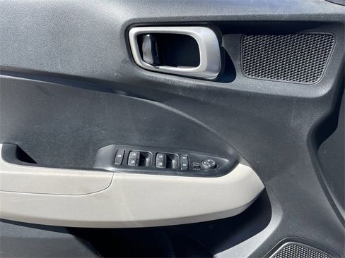 Used 2022 Hyundai Venue SEL image 20