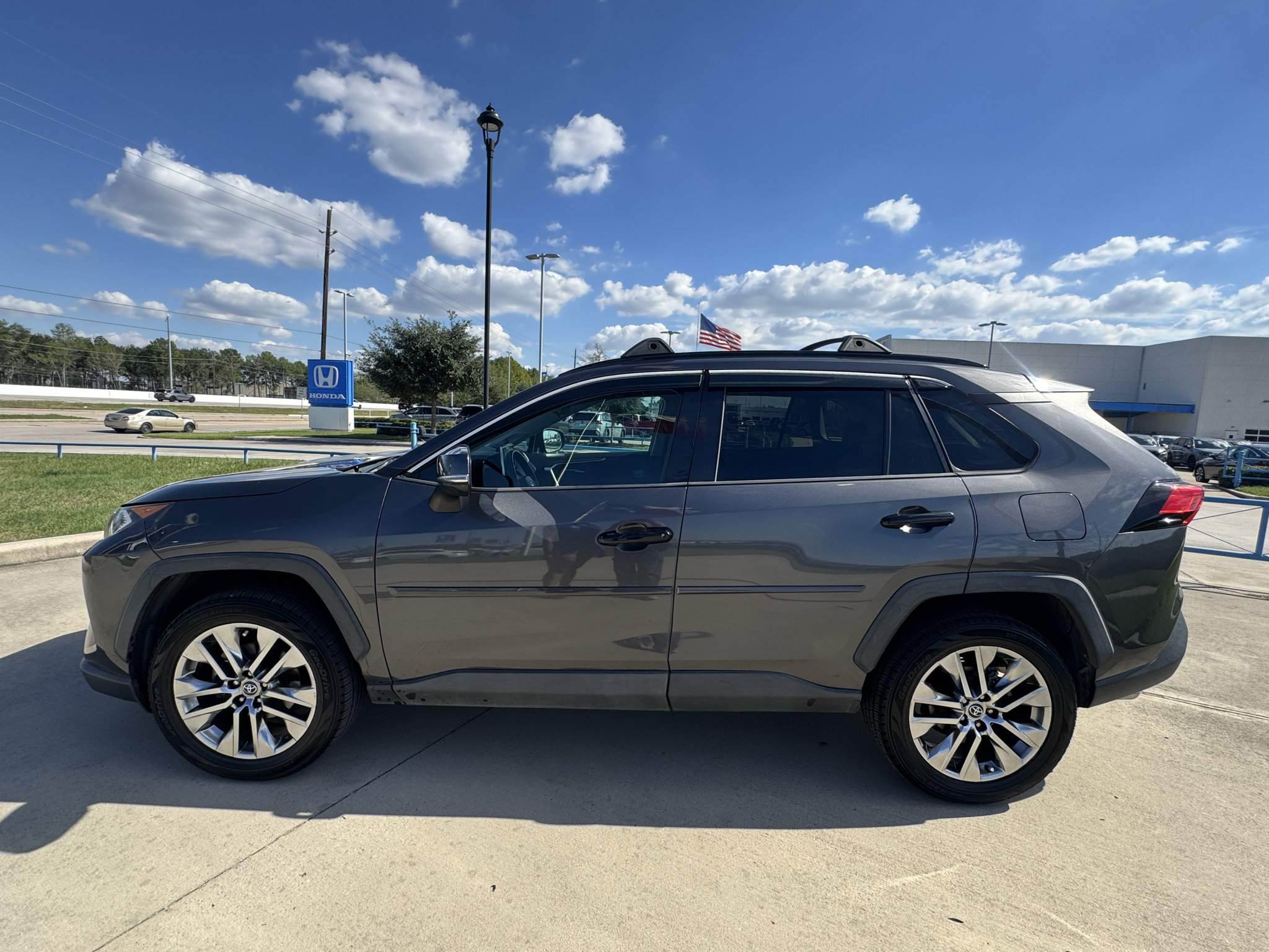 Used 2020 Toyota RAV4 XLE Premium AWD/4WD image 5