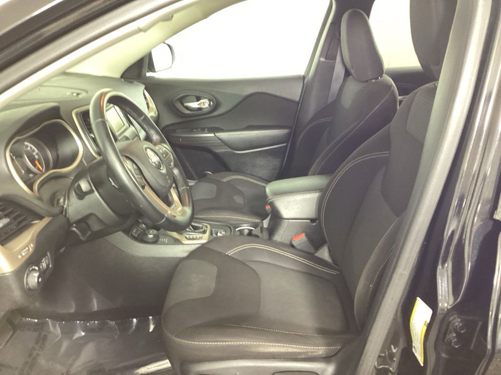 Used 2017 Jeep Cherokee Latitude AWD/4WD image 16