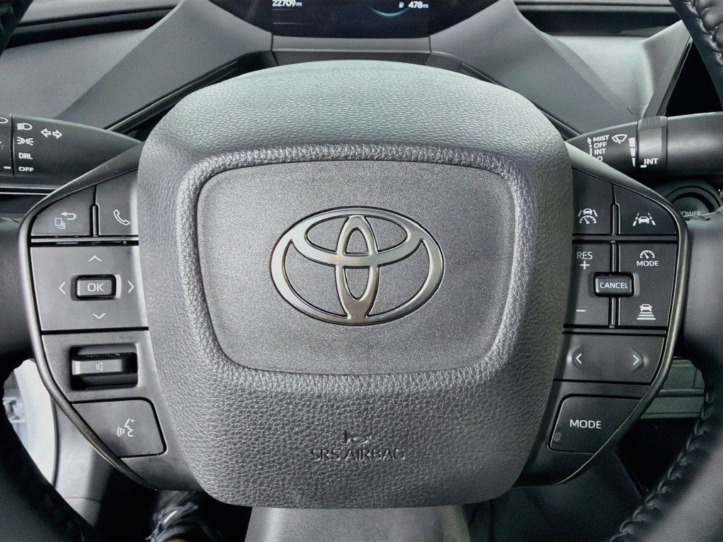 Used 2025 Toyota Prius LE FWD image 16