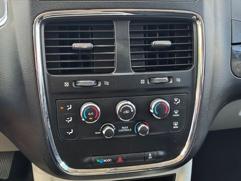 Used 2016 Dodge Grand Caravan SXT FWD image 7