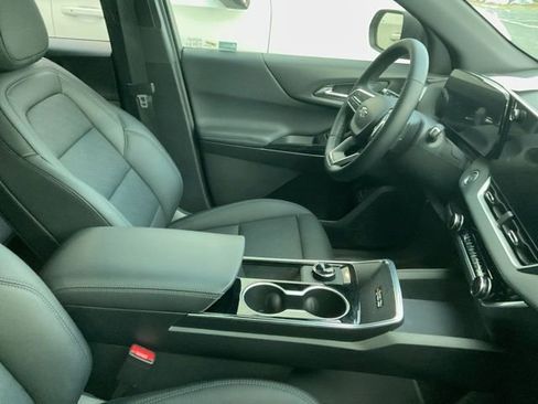 Used 2026 Chevrolet Equinox LT w/ Convenience Package II image 4