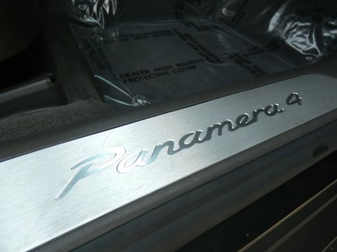 Used 2018 Porsche Panamera 4 image 32