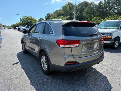 Used 2016 Kia Sorento LX w/ LX Convenience Package FWD image 3
