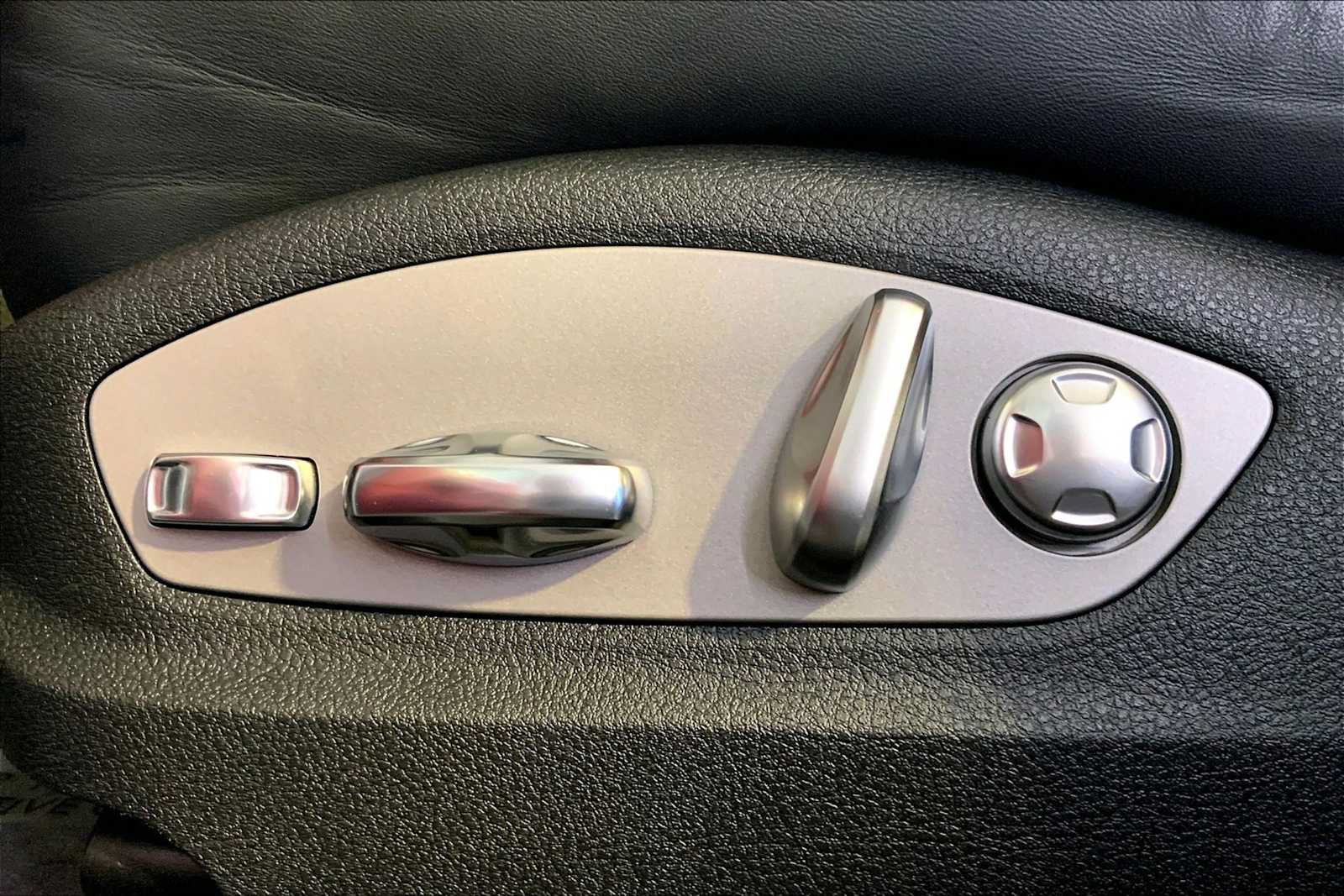 Certified 2023 Porsche Macan AWD/4WD image 38