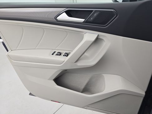Used 2023 Volkswagen Tiguan SE w/ Panoramic Sunroof Package FWD image 27