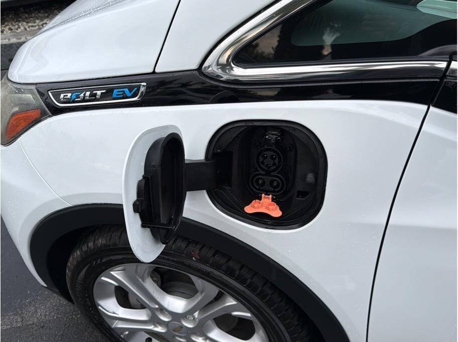Used 2017 Chevrolet Bolt LT FWD image 29