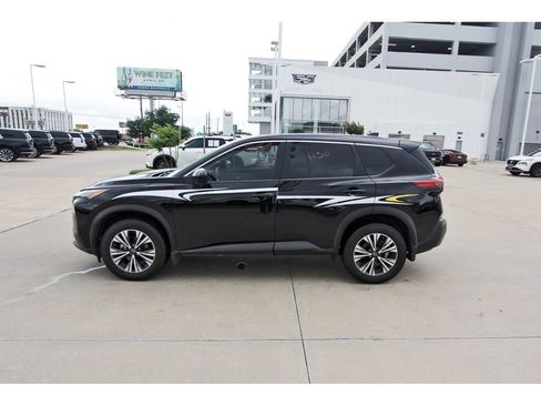 Used 2023 Nissan Rogue SV image 3