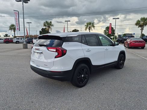 Used 2024 GMC Terrain SLE AWD/4WD image 3