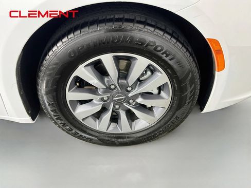Used 2023 Chrysler Pacifica Touring-L FWD image 37