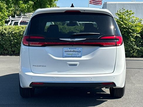 New 2025 Chrysler Pacifica Select image 5