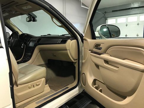 Used 2010 Cadillac Escalade Premium AWD/4WD image 12