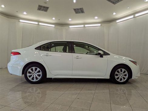 Used 2021 Toyota Corolla LE image 11