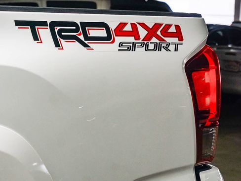 Used 2017 Toyota Tacoma TRD Sport AWD/4WD image 12
