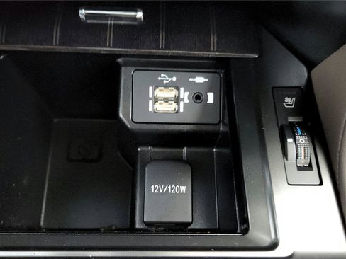 Used 2023 Lexus GX 460 Premium w/ Premium Package image 35