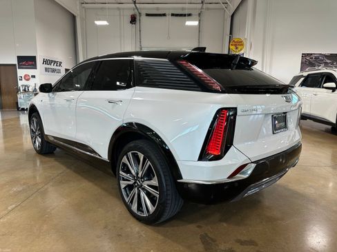 Used 2025 Cadillac Optiq Luxury 2 w/ LPO, Floor Liner Package AWD/4WD image 6