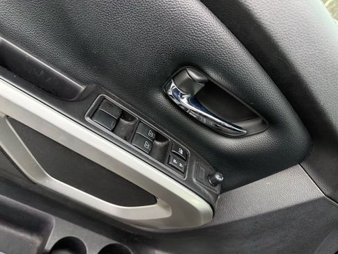 Used 2019 Nissan Titan SV image 12