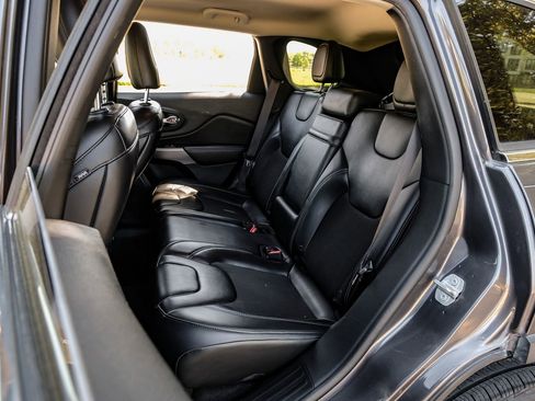 Used 2019 Jeep Cherokee Latitude Plus w/ Comfort/Convenience Group image 45