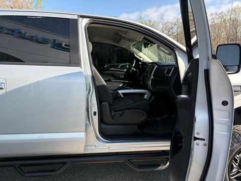 Used 2019 Nissan Titan SV w/ SV Convenience Package AWD/4WD image 34