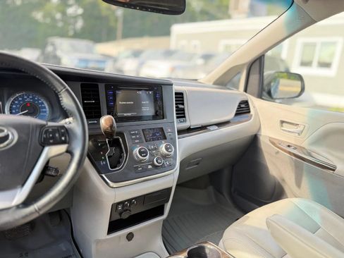 Used 2017 Toyota Sienna XLE w/ Outdoor Package FWD image 22