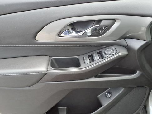 Used 2023 Chevrolet Traverse LT FWD image 16