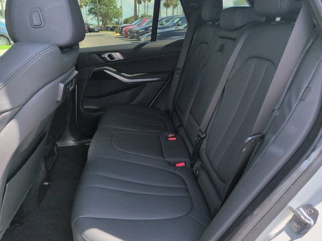 Used 2019 BMW X5 xDrive40i w/ Parking Assistance Package AWD/4WD image 14