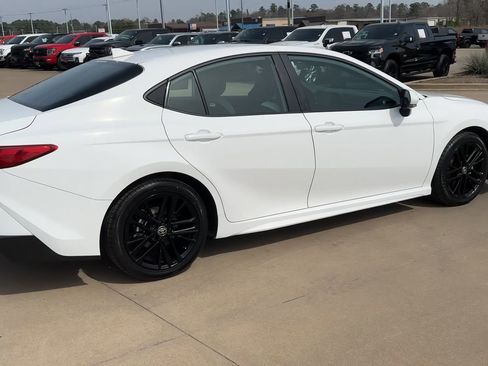 Used 2025 Toyota Camry SE image 9