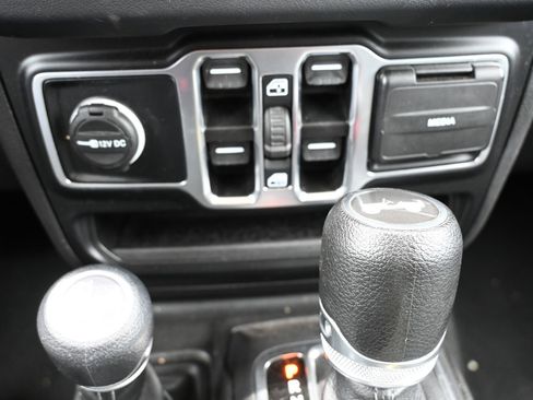 Used 2024 Jeep Wrangler Unlimited Sahara AWD/4WD image 19