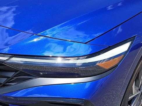Used 2025 Hyundai Elantra Limited FWD image 8
