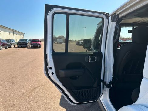 Used 2022 Jeep Wrangler Unlimited Rubicon w/ Cold Weather Group image 21