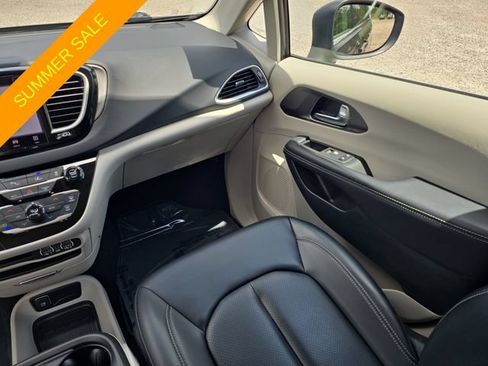 Used 2023 Chrysler Pacifica Touring-L FWD image 12