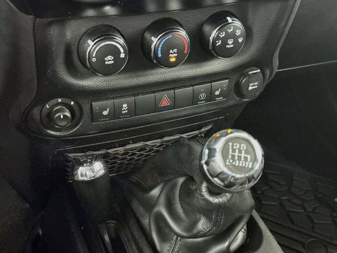 Used 2013 Jeep Wrangler Unlimited Sahara w/ Connectivity Group AWD/4WD image 16