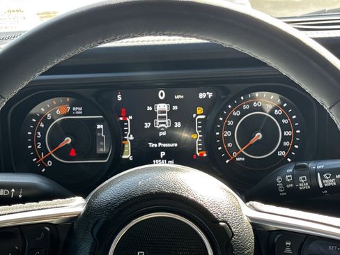 Used 2025 Jeep Wrangler Sahara image 18