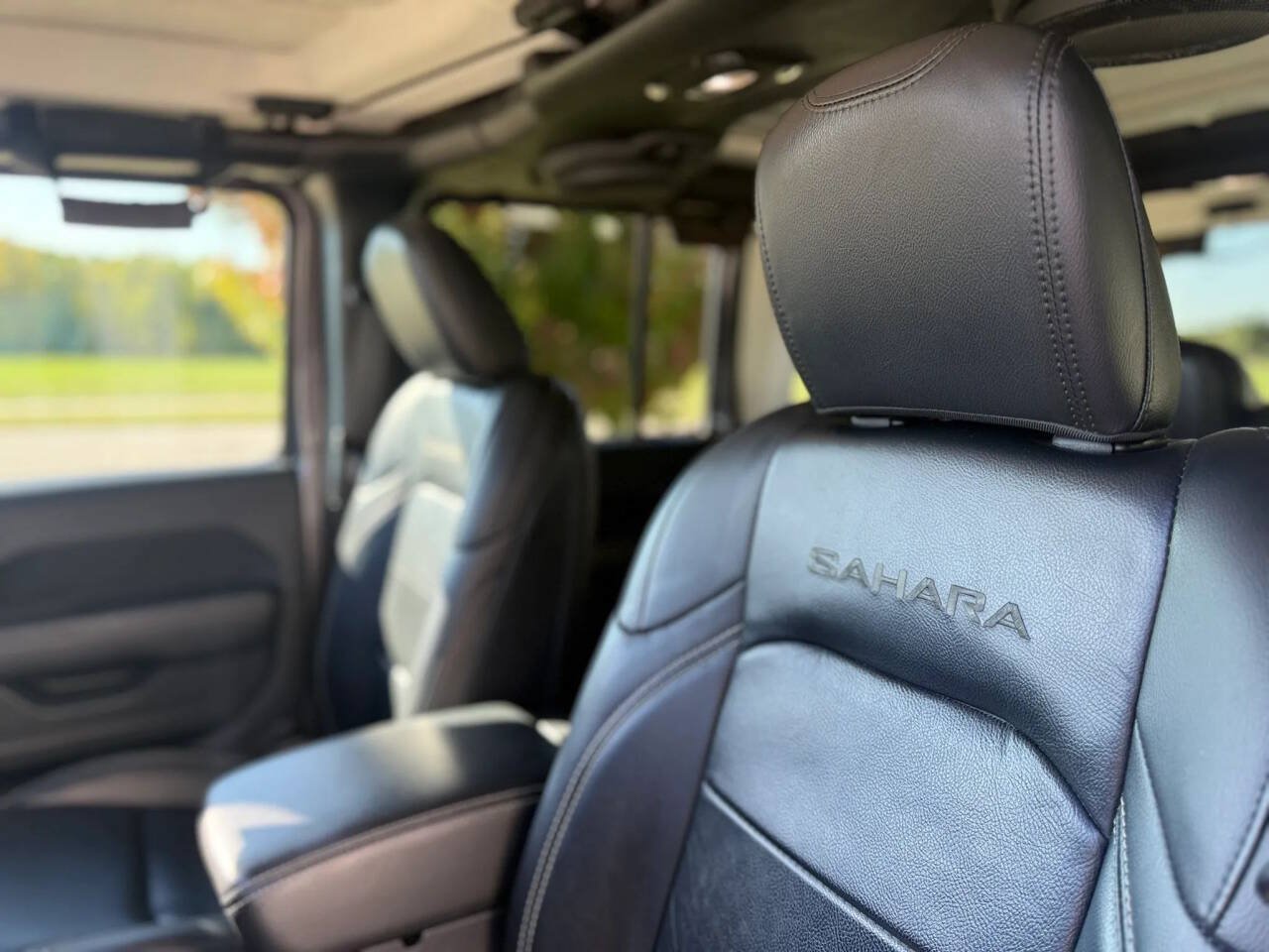 Used 2018 Jeep Wrangler Unlimited Sahara AWD/4WD image 13