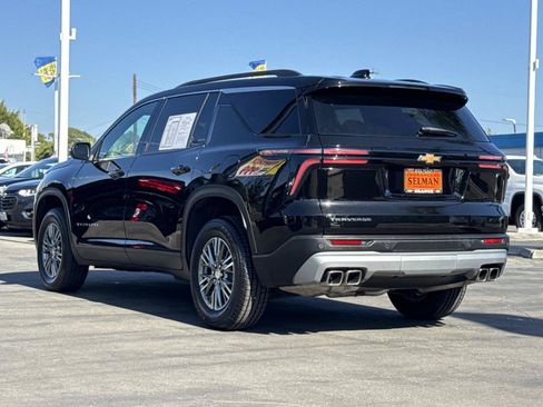 Used 2025 Chevrolet Traverse LT FWD image 7