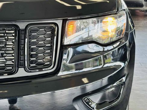 Used 2019 Jeep Grand Cherokee Laredo AWD/4WD image 17