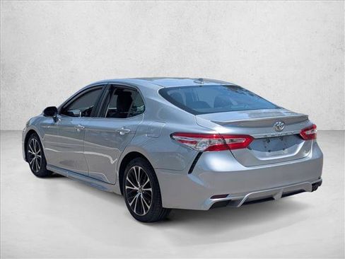 Used 2020 Toyota Camry SE FWD image 4