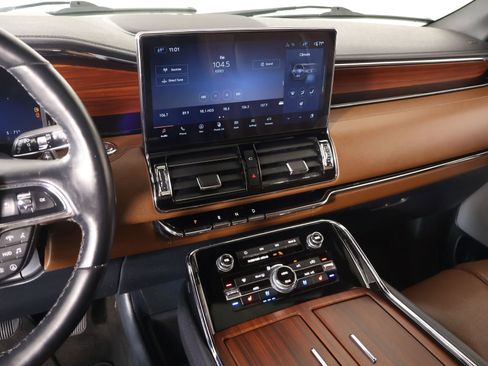 Used 2023 Lincoln Navigator Reserve image 5