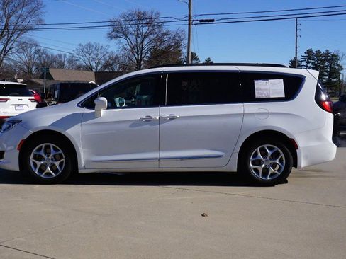 Used 2017 Chrysler Pacifica Touring-L w/ Tire & Wheel Group image 6