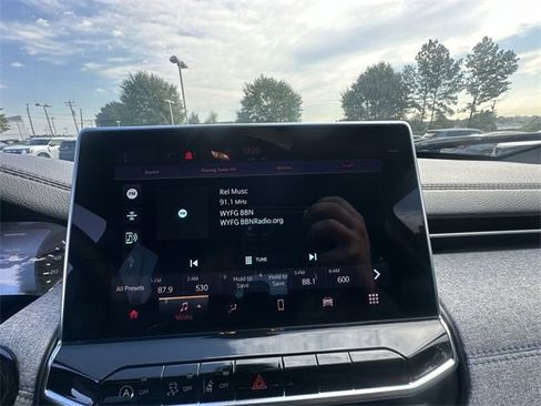 Used 2024 Jeep Compass Latitude image 12