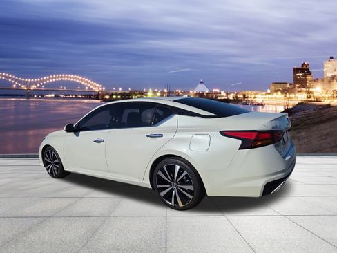 Used 2019 Nissan Altima 2.5 Platinum image 3