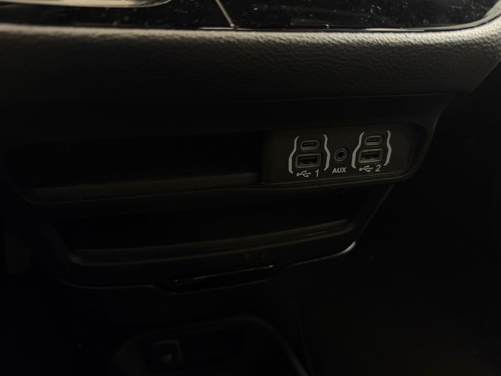 Used 2024 Chrysler Pacifica Limited FWD image 21