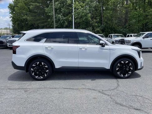 Used 2025 Kia Sorento EX w/ Panoramic Sunroof Package FWD image 9
