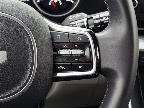 Used 2023 Kia Carnival LX image 21